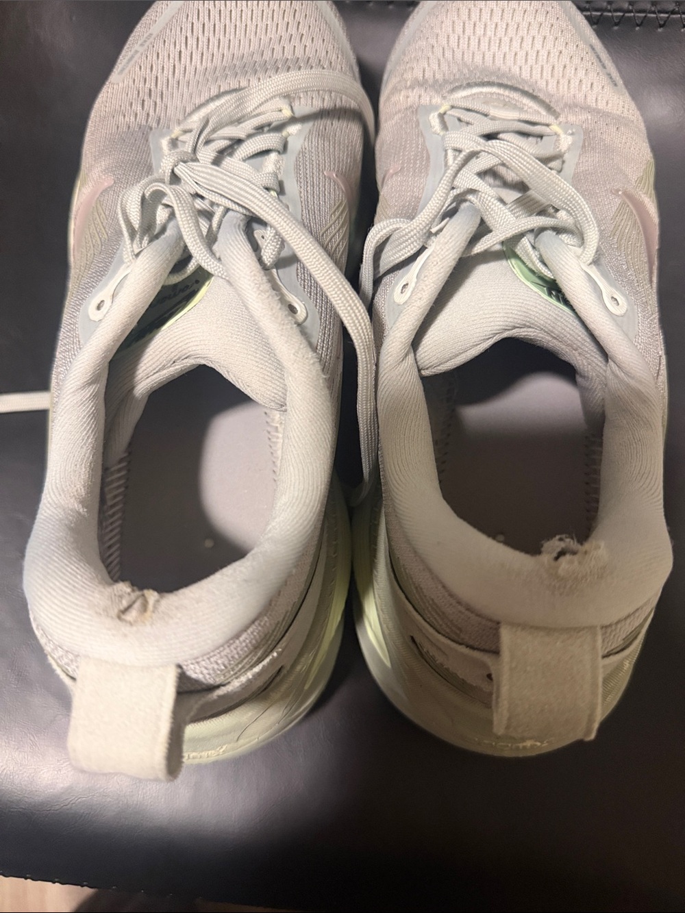 Nike Women’s Vomero 18 Running Shoes in Light Gray with Mint Accents, Sz 8.5 - Picture 4 of 9